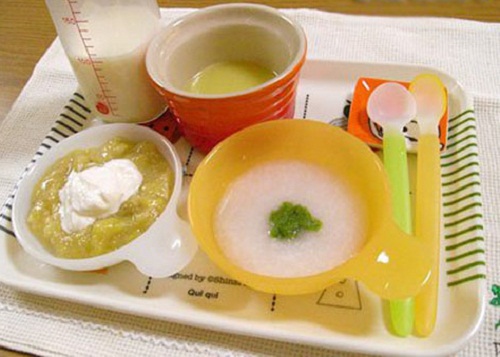 Khi bé được 7-8 tháng tuổi, mẹ có thể cho bé ăn 2 bữa theo phương pháp ăn dặm kiểu Nhật