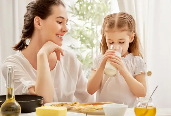 Bé nên uống sữa vào buổi sáng giúp hấp thụ canxi tốt hơn