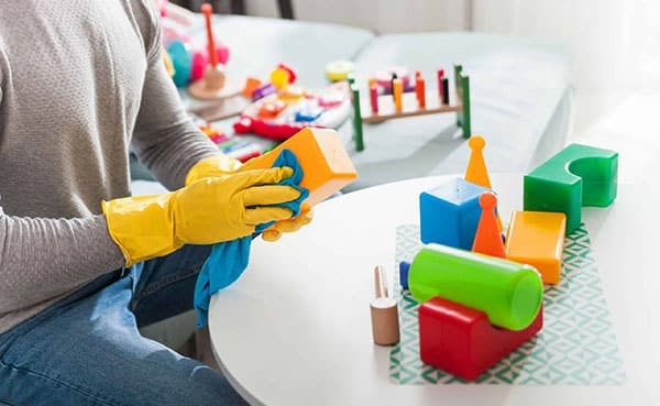 Thường xuyên vệ sinh sạch sẽ đồ chơi cho bé