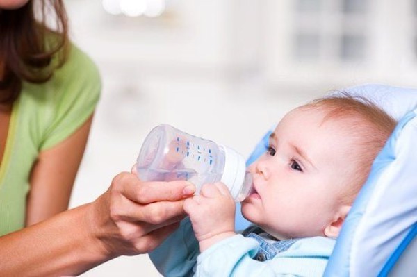 Cho bé uống nước ấm giúp giảm triệu chứng ho