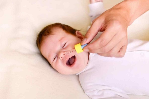 Vệ sinh sạch mũi họng hàng ngày cho bé