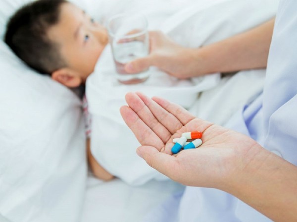 Không nên cho bé dùng thuốc khi chưa được bác sĩ kê đơn