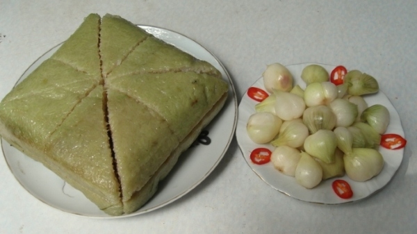 Bánh được cắt bằng lạt gọn gàng, đều đặn, không bị nát