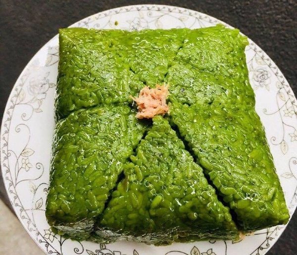 Bánh được cắt thành 6 miếng đều nhau