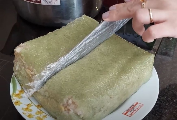 Bọc 2-3 lớp màng bọc vào lưỡi dao trước khi cắt