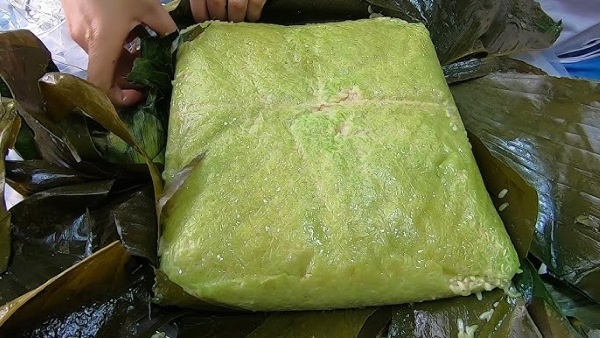 Bóc lá bánh chưng