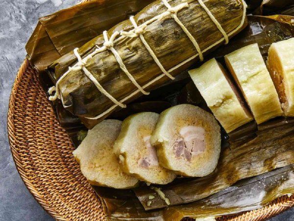 Cắt bánh chưng dài theo từng khoanh nhỏ