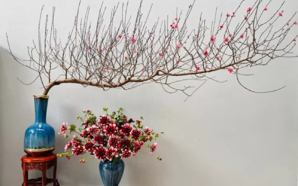Chọn vị trí đặt cành đào hợp lý