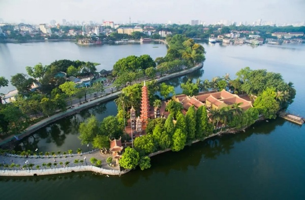 Chùa Trấn Quốc như một hòn đảo thu nhỏ giữa lòng Hồ Tây