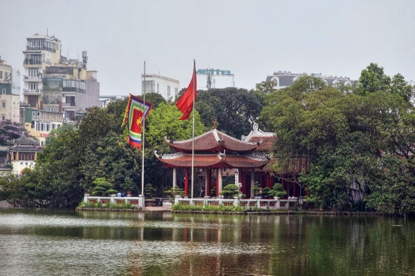 Đền Ngọc Sơn có vị trí đắc địa ngay lòng hồ Gươm