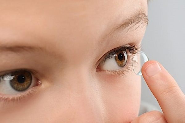 Đeo kính áp tròng không được vệ sinh sạch sẽ làm tăng nguy cơ đau mắt đỏ