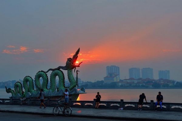 Khung cảnh thơ mộng của Hồ Tây