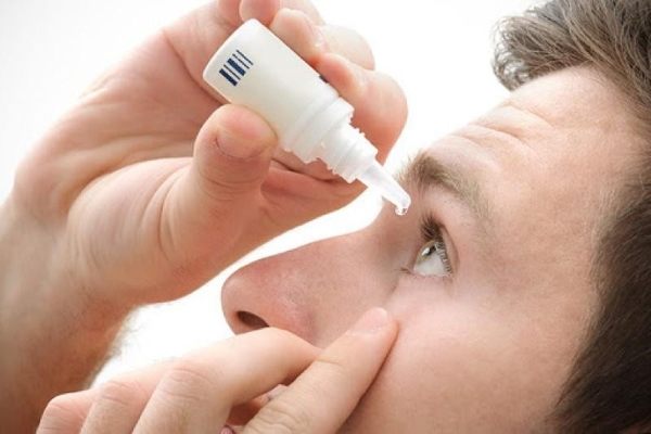 Nhỏ mắt đúng cách để hạn chế các triệu chứng đau mắt đỏ