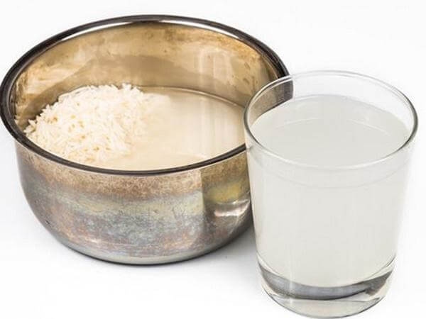 Nước vo gạo pha loãng giúp rễ hoa đào chắc khỏe