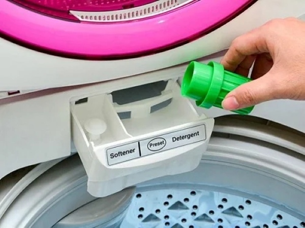 Nước xả vải cũng là lựa chọn hiệu quả để xử lý quần áo bị hôi trong mùa mưa