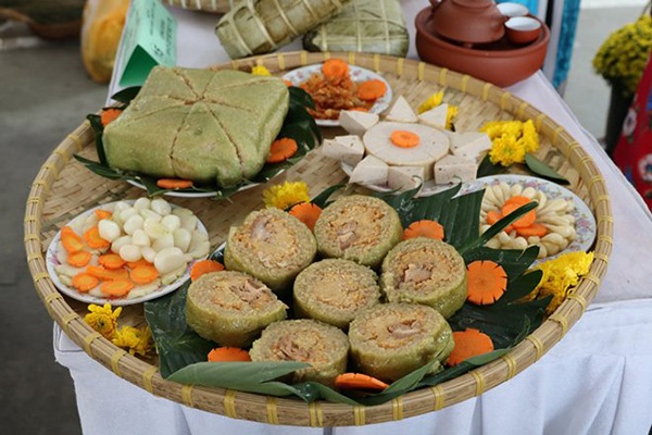 Trang trí mâm bánh chưng ngày Tết tạo nên không khí ấm cúng, sum vầy
