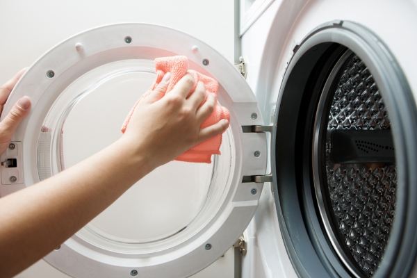 Vệ sinh máy giặt sạch sẽ giúp giảm nguy cơ để lại mùi khó chịu