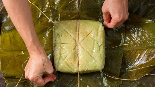Xếp các sợi lạt lên bánh