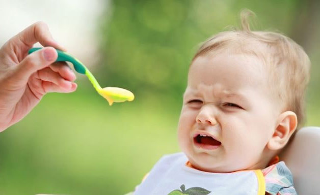 Mẹ cho bé làm quen với ăn dặm