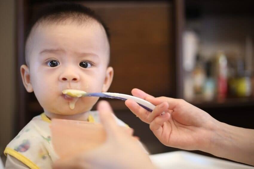 Mẹ nên bắt đầu cho bé ăn thêm sau tháng thứ 6