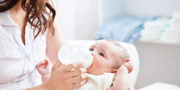Chọn sữa phù hợp với độ tuổi của trẻ biếng ăn
