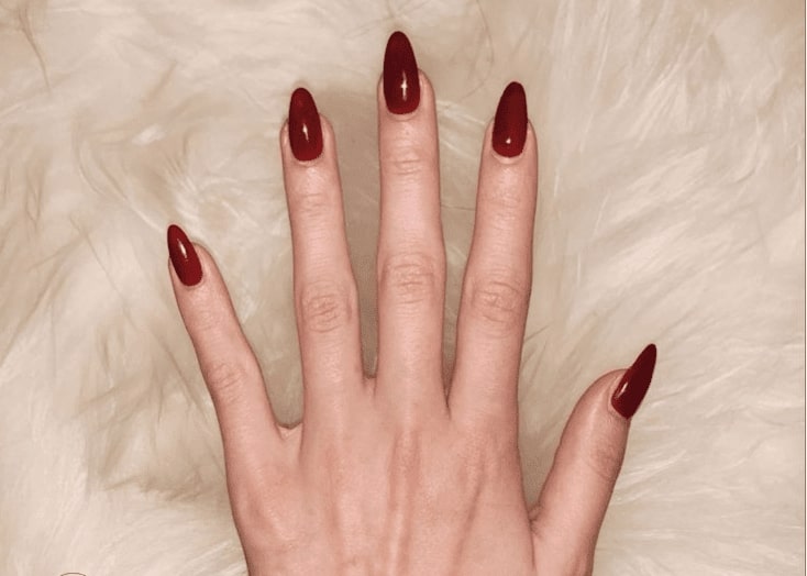 Mẫu nail cho dáng móng oval, màu đỏ vang