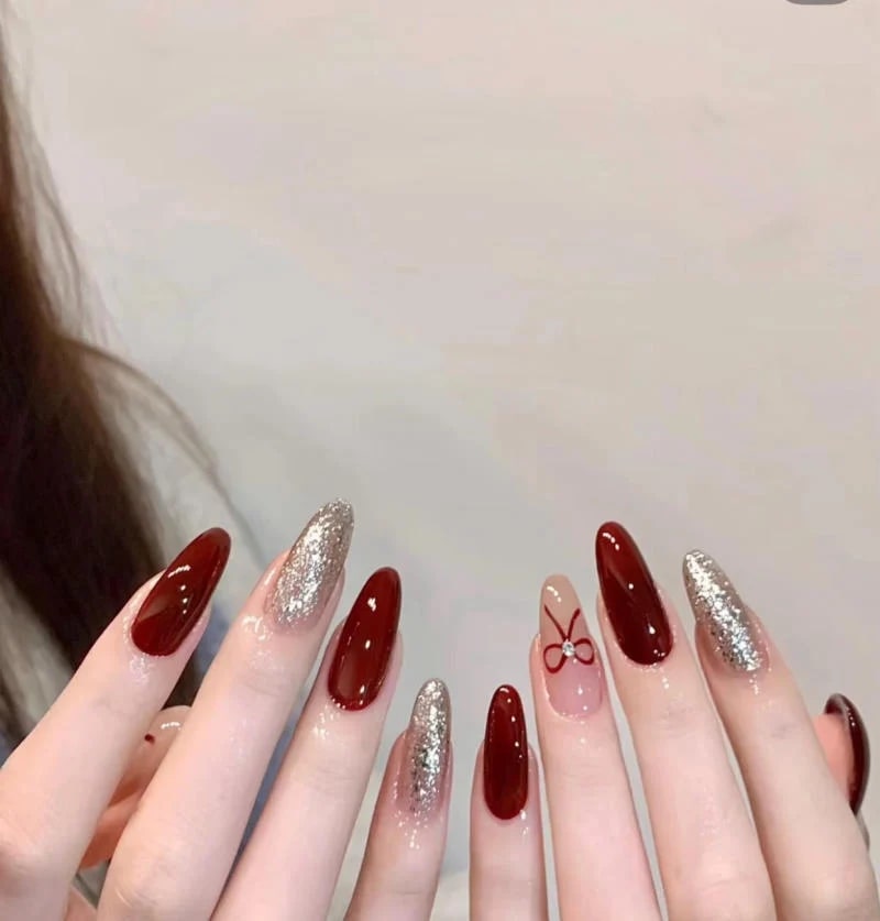 Mẫu nail cho dáng oval, sơn nhũ sang chảnh