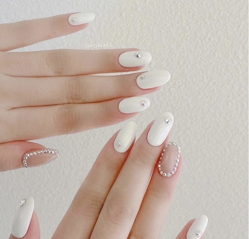 Mẫu nail Tết form hạt gạo đính đá đơn giản