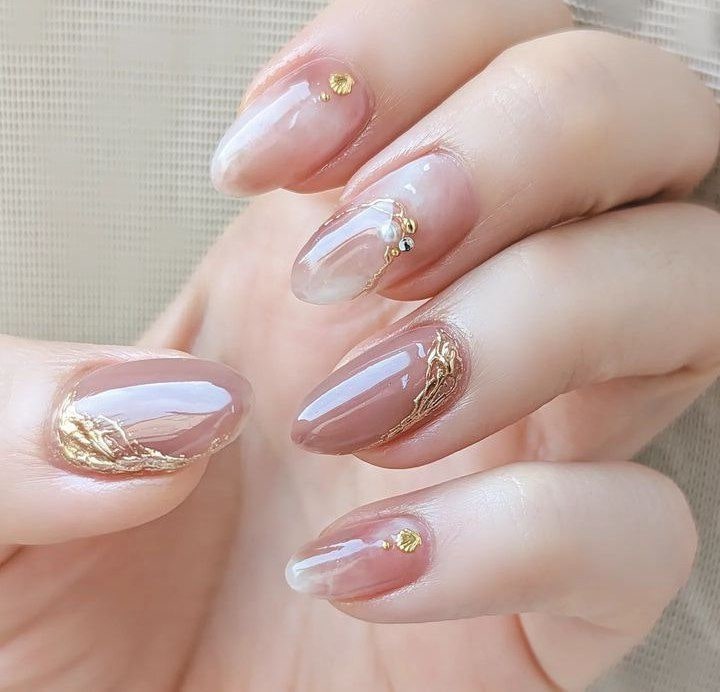Mẫu nail tròn dài độc đáo, nổi bật