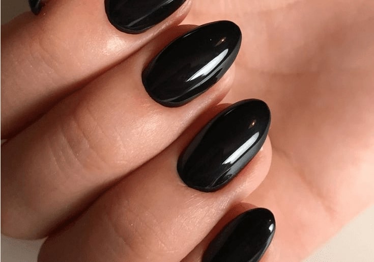 Mẫu nail form hạt gạo đen bóng