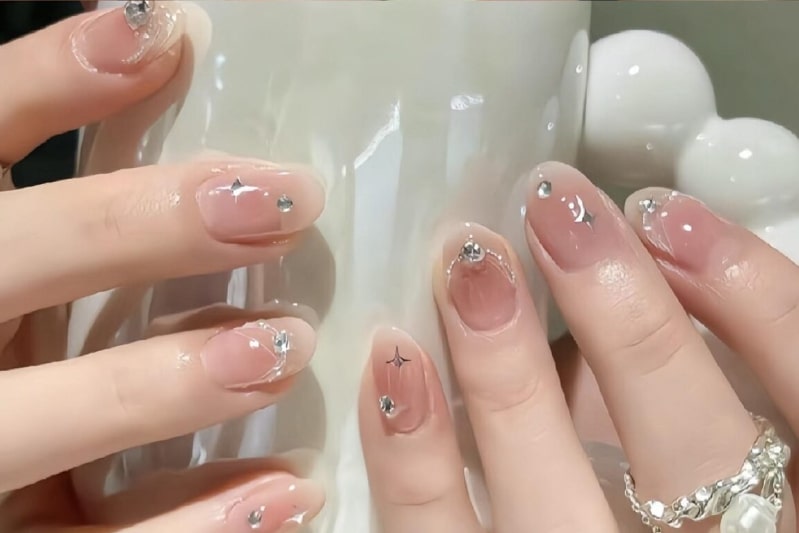 Mẫu nail tròn dạng ngắn đẹp, đính đá