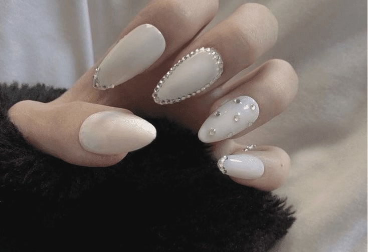 Mẫu nail dáng oval, màu trắng đính đá
