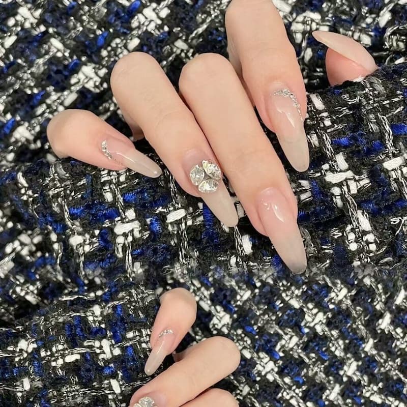 Mẫu nail form nhọn đẹp đính đá
