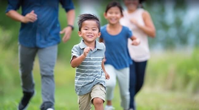 Các tên hay cho bé trai Bé trai vui vẻ khi tham gia nhiều hoạt động