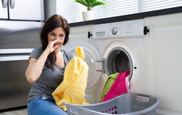Quần áo để quá lâu trong máy giặt dễ tích tụ vi khuẩn gây ẩm mốc