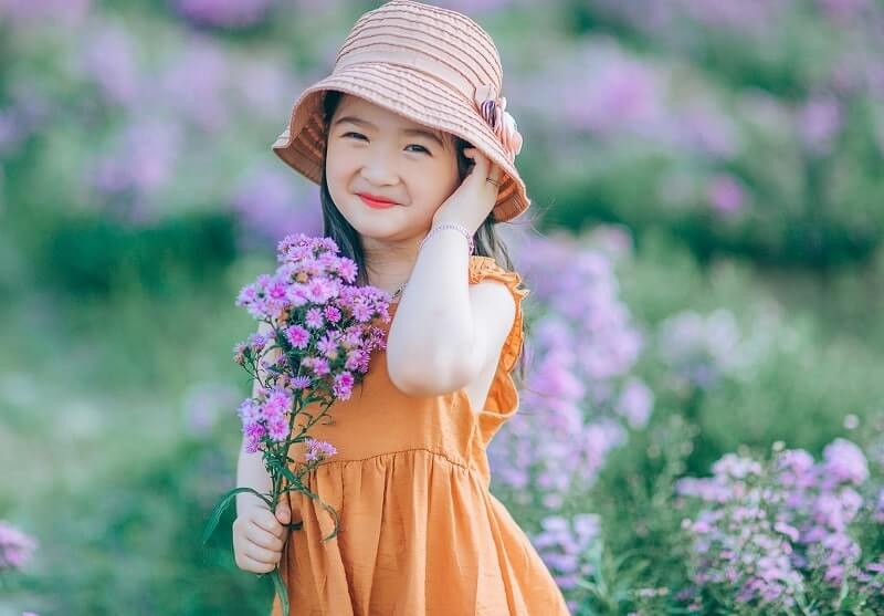 Bé gái đẹp dịu dàng bên vườn hoa Bé gái đẹp dịu dàng bên vườn hoa