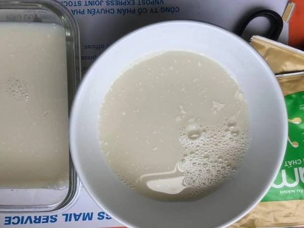 Có rất nhiều yếu tố ảnh hưởng đến việc sữa pha bị vón cục