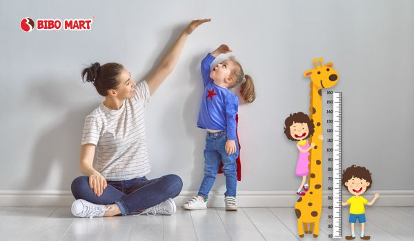 Đo chiều cao cho bé gái