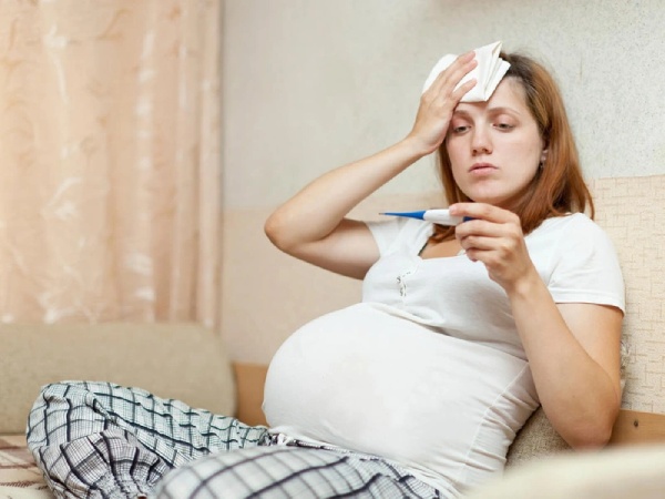 Sốt cao trên 38 độ trong thai kỳ là dấu hiệu cảnh hiệu nguy hiểm mẹ cần lưu ý