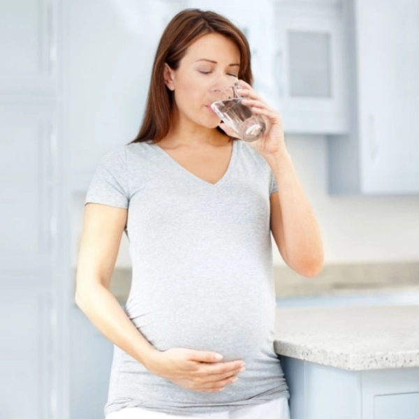 Bà bầu cần đảm bảo uống đủ 2-2,5 lít nước/ ngày