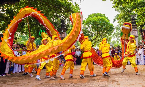 Ba mẹ có thể cho bé tham gia các lễ hội truyền thống