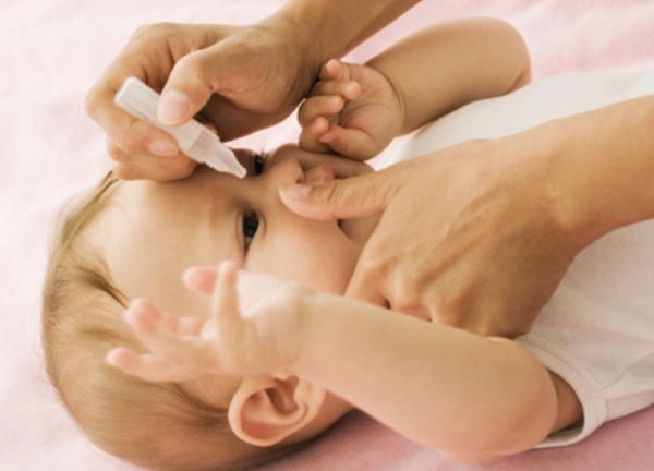 Nước muối có thể sử dụng để nhỏ mắt cho trẻ không gây tác dụng phụ