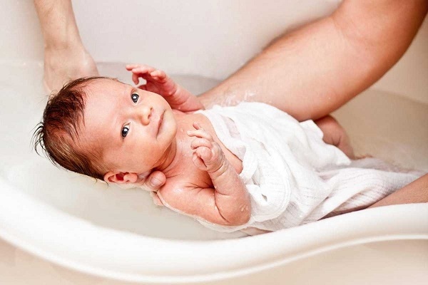 Bé bị cúm có thể tắm bằng nước nóng