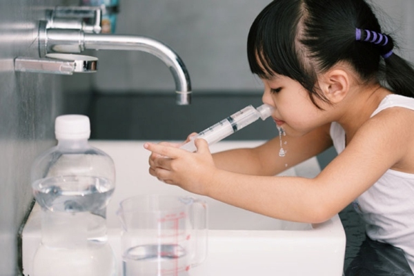 Có thể kết hợp cùng các dụng cụ chuyên dụng để rửa mũi