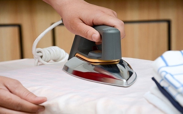 Sử dụng bàn ủi khô cũng là cách làm cho quần áo nhanh khô hiệu quả