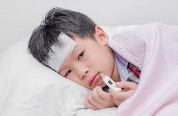 Trẻ bị sốt cao do những tác động bên ngoài