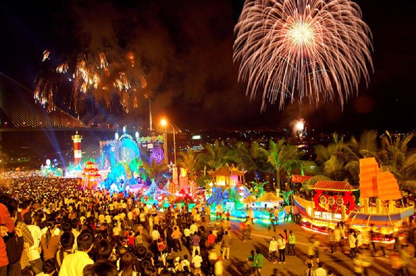 Carnaval Hạ Long được tổ chức vào dịp 30/4 - 1/5 hàng năm