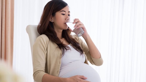 Khát nước liên tục là một trong những dấu hiệu của tiểu đường thai kỳ