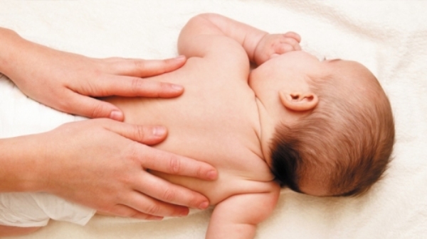 Mẹ có thể massage giúp bé thoải mái hơn