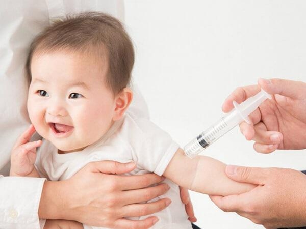 Ba mẹ nên cho bé tham gia tiêm chủng đầy đủ